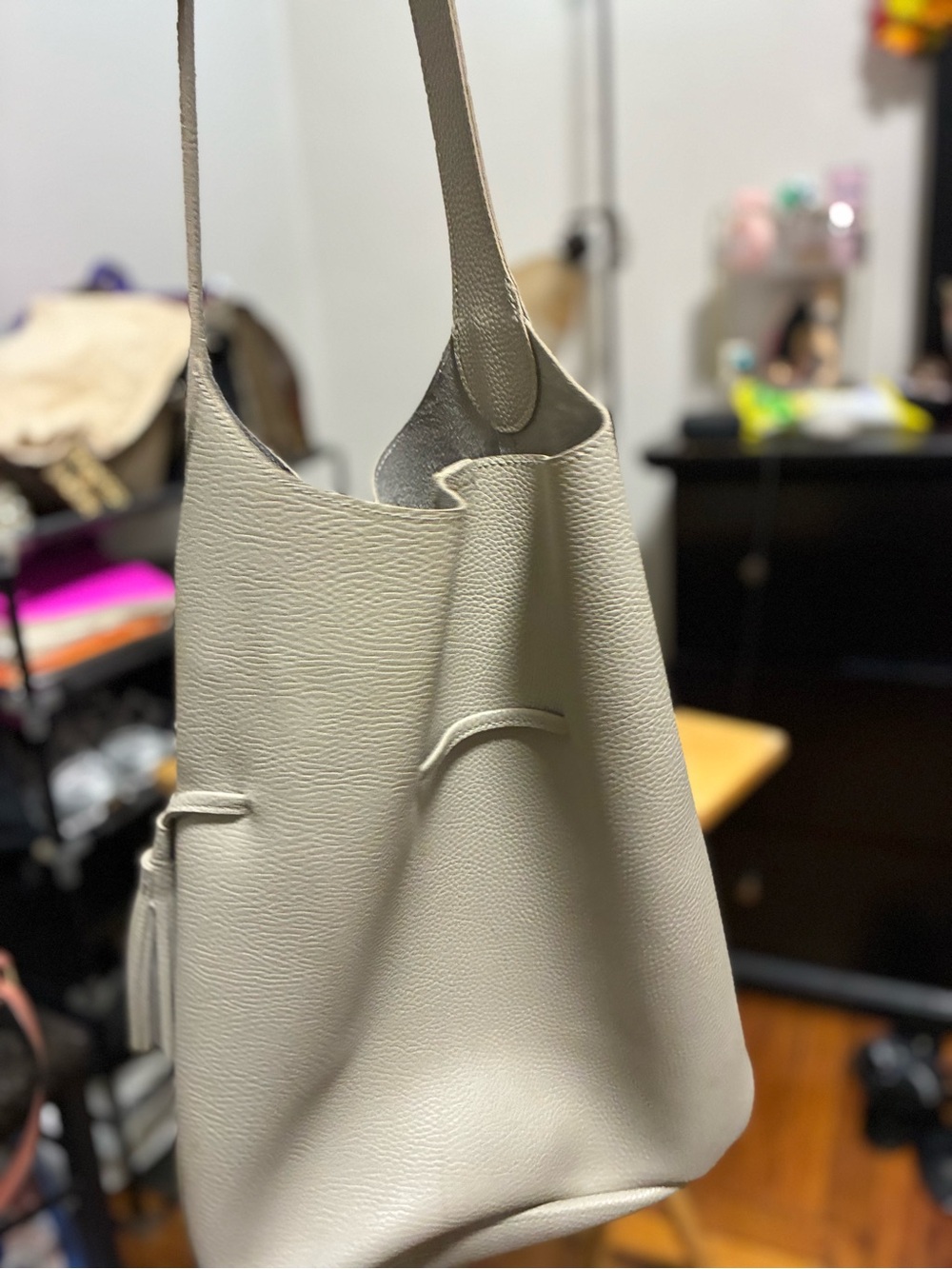 Elegant Cream Tote Bag with Tassel Detail - Picture 3 of 3